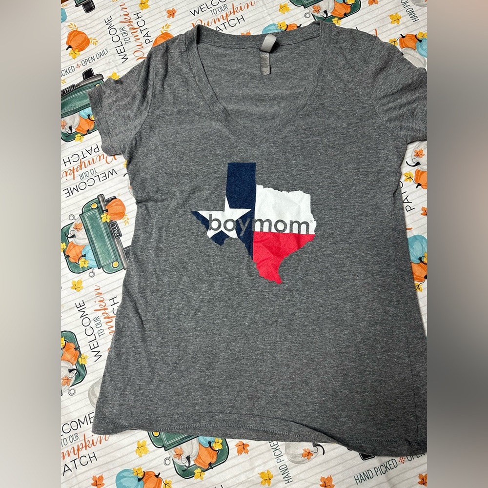 BOYMOM size L v neck soft t